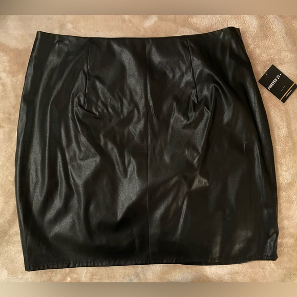 NWT - Forever 21 Faux Leather Skirt w/ Snaps & Ruching - Picture 3 of 6